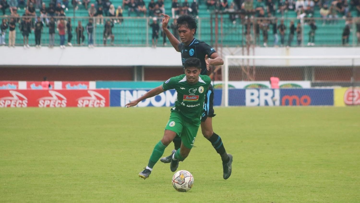 Perebutan bola bek PSS, Ibrahim Sanjaya dengan gelandang Arema FC Jayus Hariono. (Foto: Nofik Lukman Hakim)