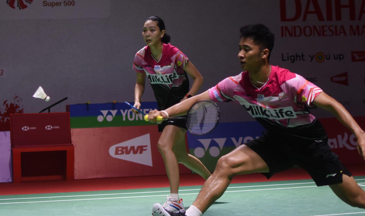 Pebulutangkis ganda campuran Indonesia, Dejan Ferdinansyah/Gloria Emanuelle Widjaja kalah dari wakil Jepang pada perempat final Indonesia Masters 2023, Jumat (27/01/23). - INDOSPORT
