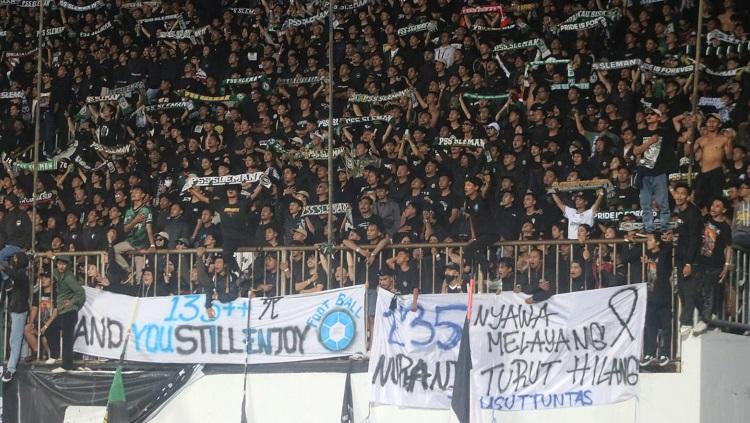 Spanduk dari suporter PSS Sleman untuk Arema FC.