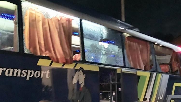 Kondisi bus Arema FC usai dilempari benda tumpul. - INDOSPORT