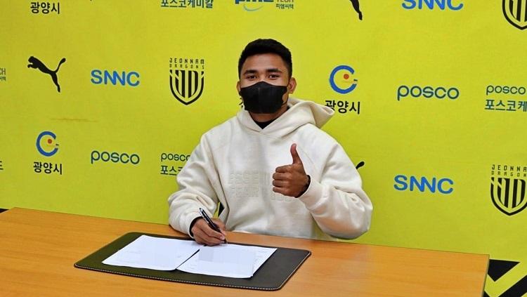 Bintang timnas Indonesia, Asnawi Mangkualam Bahar menuliskan salam perpisahan ke Ansan Greeners FC usai merapat ke Jeonnam Dragons. - INDOSPORT