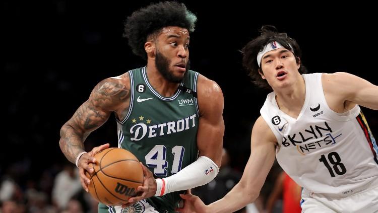 Saddiq Bey (kiri) mendapat hadangan Yuta Watanabe (kanan) di laga NBA 2022-2023 Brooklyn Nets vs Detroit Pistons (27/01/23). (Foto: Reuters/Brad Penner-USA TODAY Sports) - INDOSPORT