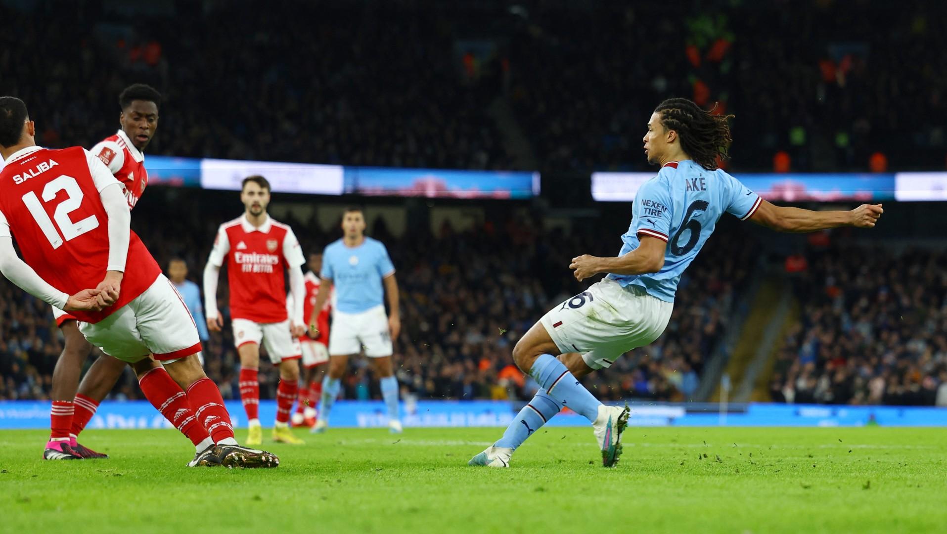 Momen Nathan Ake saat mencetak gol di laga Man City vs Arsenal di Piala FA 2022-2023. REUTERS/Molly Darlington - INDOSPORT