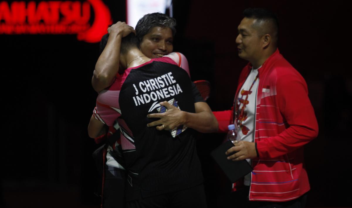 Usai tembus ke final Indonesia Masters 2023, pelukan penuh kasih sayang Coach Irwansyah ke Jonatan Christie menjadi sorotan netizen. - INDOSPORT