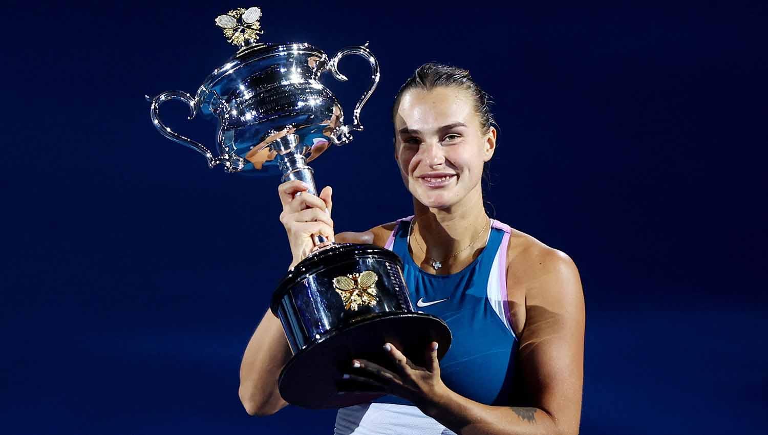 Aryna Sabalenka memastikan gelar juara Australian Open 2023. Namun, petenis Belarusia ini harus legawa karena nama negaranya hilang di trofi kemenangan.(Foto: REUTERS/Hannah Mckay) - INDOSPORT