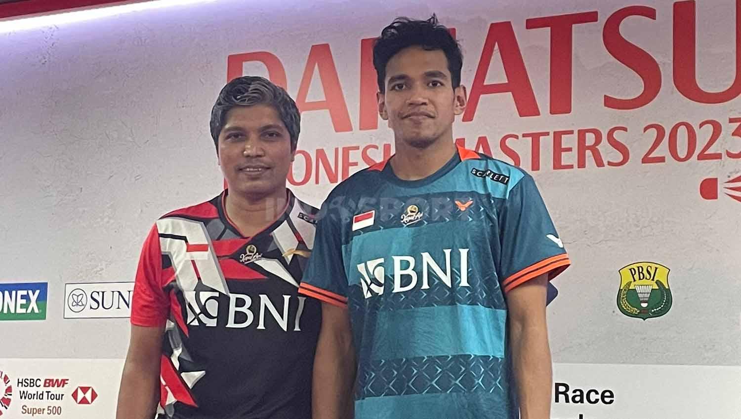 Coach Irwansyah dan Chico Aura pada konferensi pers selepas laga semifinal Indonesia Master 2023 hari ini, Sabtu (28/01/23). - INDOSPORT