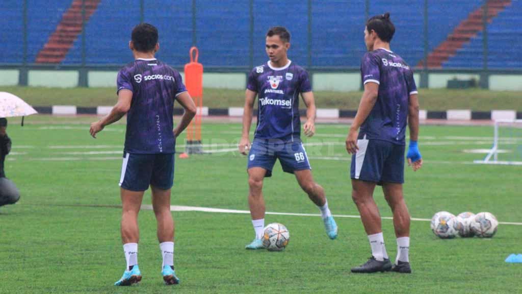 Rezaldi Hehanusa latihan perdana bersama Persib Bandung di Stadion Siliwangi, Kota Bandung, Sabtu (28/01/23).