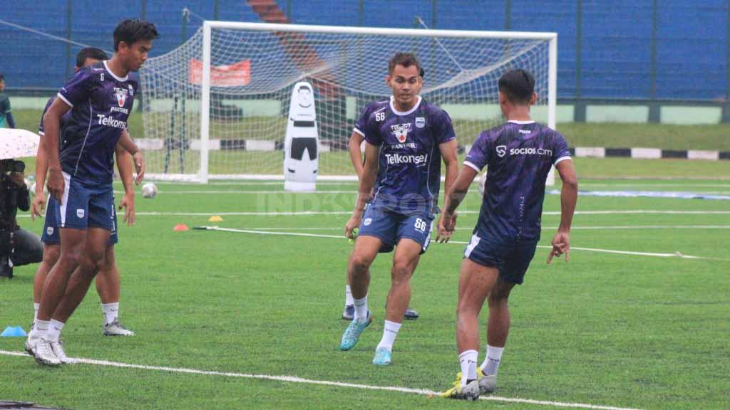 Rezaldi Hehanusa latihan perdana bersama Persib Bandung di Stadion Siliwangi, Kota Bandung, Sabtu (28/01/23).