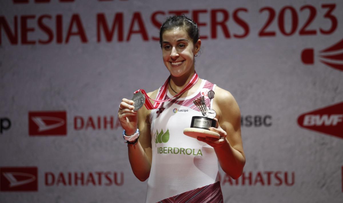 Pebulutangkis Spanyol, Carolina Marin saat naik podium Indonesia Masters 2023. - INDOSPORT