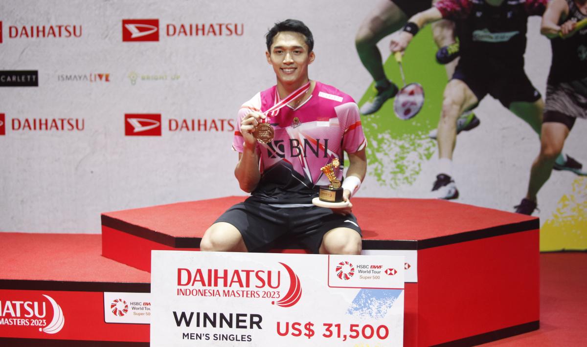 Pebulutangkis Indonesia, Jonatan Christie, berhasil menjadi juara sektor tunggal putra Indonesia Masters 2023 mengalahkan rekan senegaranya, Chico Aura Dwi Wardoyo, di Istora Senayan, Minggu (29/01/23).
