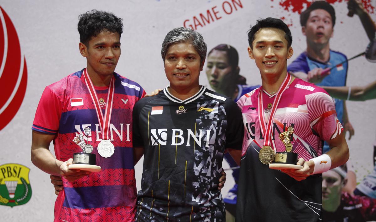 Pebulutangkis tunggal putra Indonesia, Jonatan Christie dan Chico Aura Dwi Wardoyo berfoto bersama sang pelatih, Irwansyah. Mereka saat ini sedang berjuang di Badminton Asia Championships (BAC) 2023 Dubai.