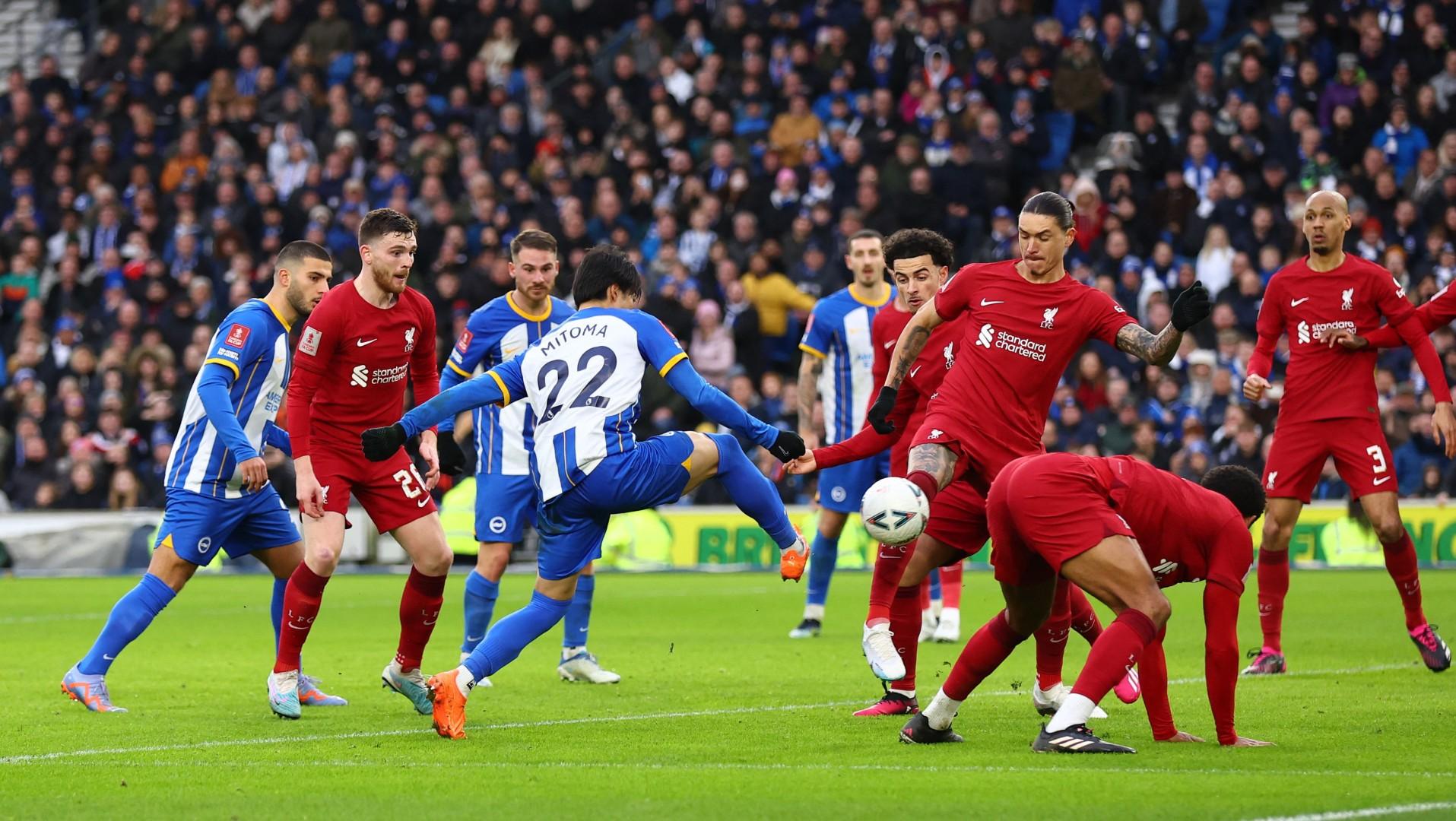 Aksi gelandang muda Jepang, Kaoru Mitoma, di laga Piala FA Brighton vs Liverpool Copyright: REUTERS/David Klein