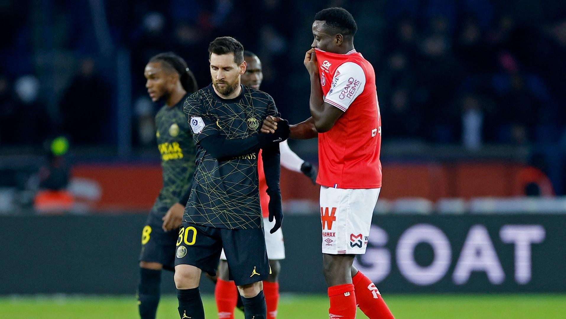 Lionel Messi tampak bersedih ketika PSG ditahan imbang Reims. REUTERS/Christian Hartmann