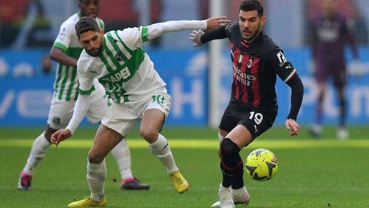 Domenico Berardi (kiri) berduel dengan Theo Hernandez di laga Liga Italia AC Milan vs Sassuolo (29/01/23). (Foto: REUTERS/Daniele Mascolo)