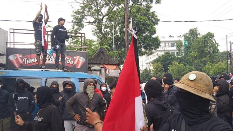 Perusakan kantor Arema FC oleh oknum suporter.