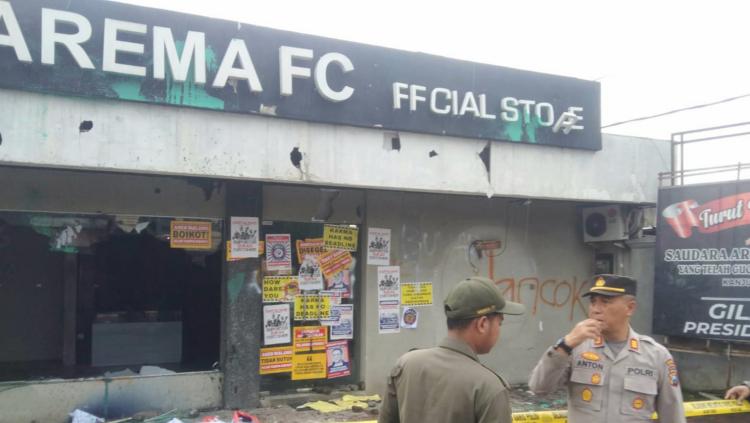 Perusakan kantor Arema FC oleh oknum suporter.