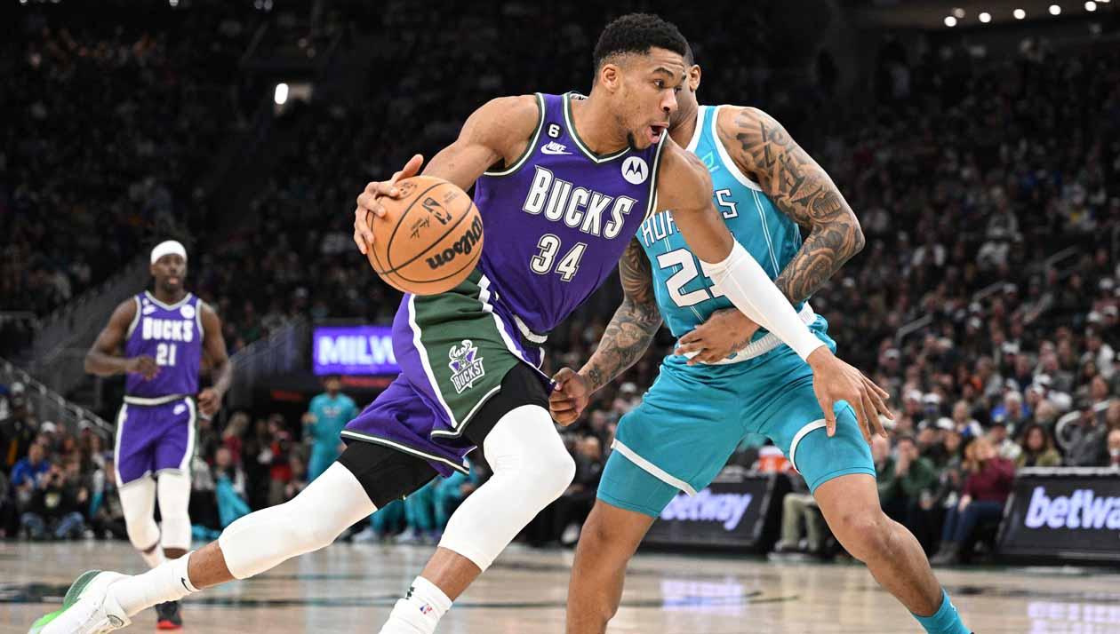 Hasil NBA 2022-2023 hari ini, Jumat (10/3/23) nyaris menjadi mimpi buruk bagi Milwaukee Bucks karena hampir terkena comeback dari Brooklyn Nets. (Foto: REUTERS/Michael McLoone) - INDOSPORT