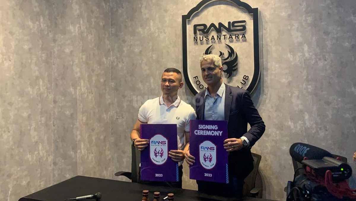 Pelatih RANS Nusantara, Rodrigo Santana (kanan), merasa malu dengan kondisi ia dan timnya saat ini. Foto: Zainal Hasan/INDOSPORT.