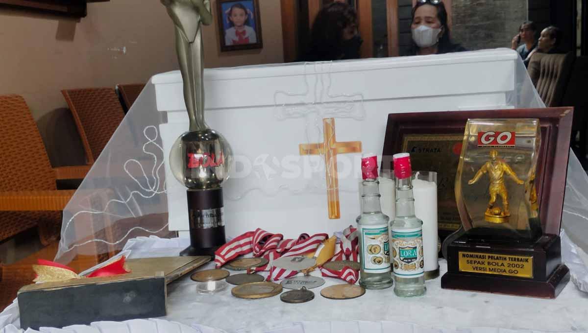 Suasana rumah duka mendiang Benny Dollo, mantan pemain Timnas Indonesia di bilangan Pamulang, Tangerang Selatan, Kamis (02/02/23).