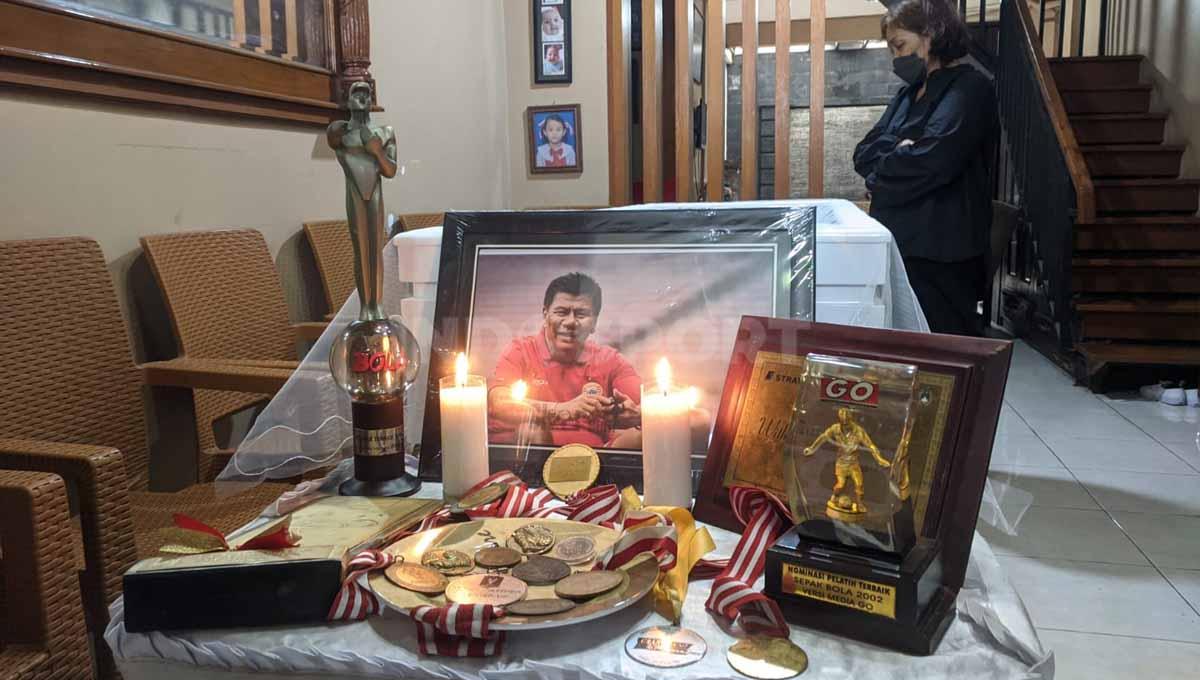 Suasana di kediaman mendiang Benny Dollo, mantan pelatih Timnas Indonesia, Kamis (02/02/23).