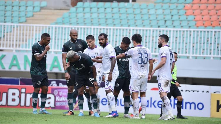 Pertandingan Liga 1 antara Persikabo 1973 vs Persita Tangerang di Stadion Pakansari, Cibinong, Kamis (02/02/23).