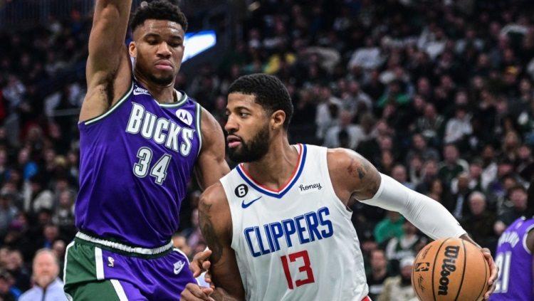 Paul George dan Giannis Antetokounmpo di laga NBA Milwaukee Bucks vs LA Clippers, Kamis (02/03/23) waktu setempat. Foto: Benny Sieu-USA TODAY Sports via REUTERS.