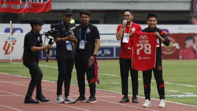 Pengenalan pemain baru Persija Jakarta, Witan Sulaeman, di hadapan Jakmania di Stadion Patriot, Jumat (03/02/23).