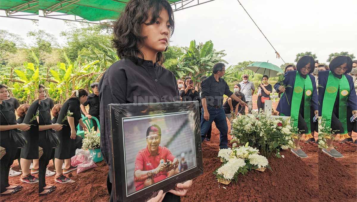 Suasana pemakaman mendiang Benny Dollo, mantan pelatih Timnas Indonesia, Sabtu (04/02/23), di TPU Pondok Benda Pamulang, Tangerang Selatan. Copyright: Ammara Marthiara/INDOSPORT