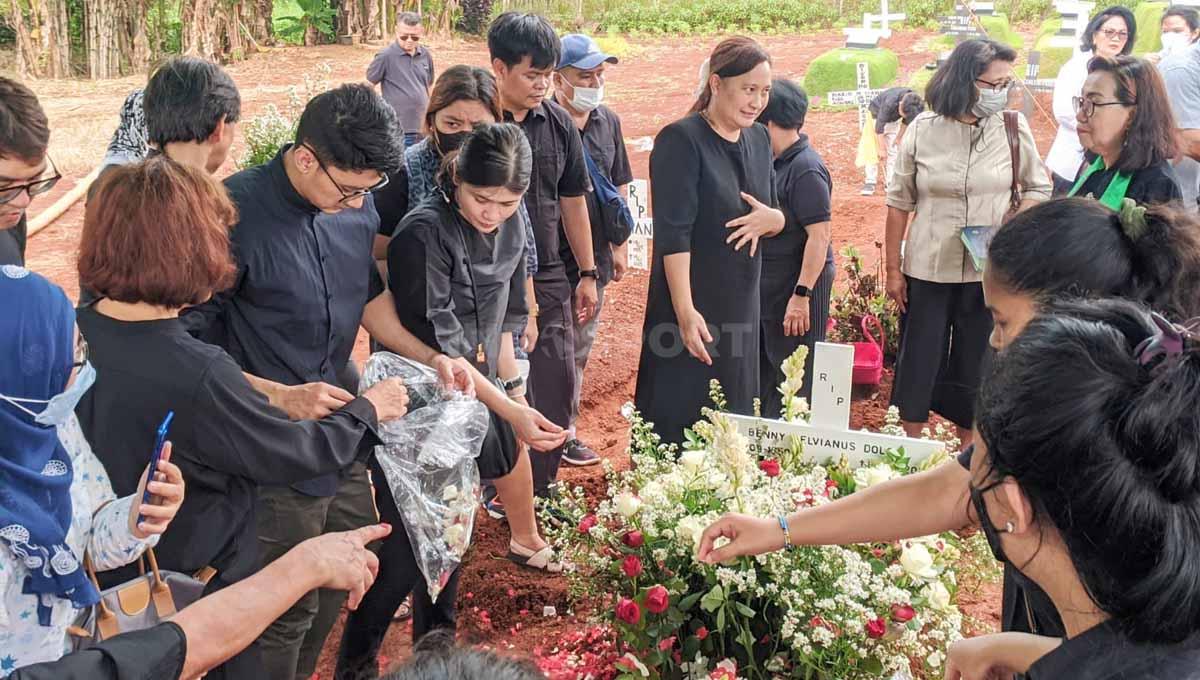 Suasana pemakaman mendiang Benny Dollo, mantan pelatih Timnas Indonesia, Sabtu (04/02/23), di TPU Pondok Benda Pamulang, Tangerang Selatan.