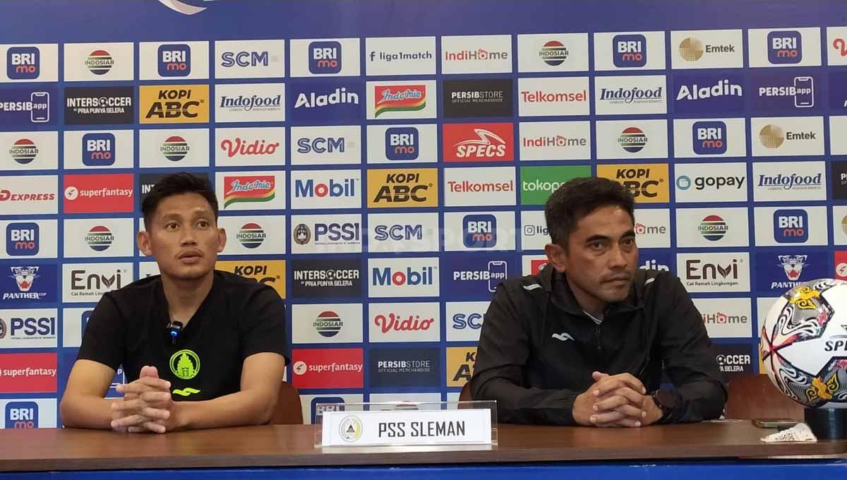 Pelatih PSS Sleman, Seto Nurdiantoro (kanan) bersama pemainnya Derry Rachman, saat konferensi pers menjelang pertandingan menghadapi Persib, Sabtu (04/02/23).