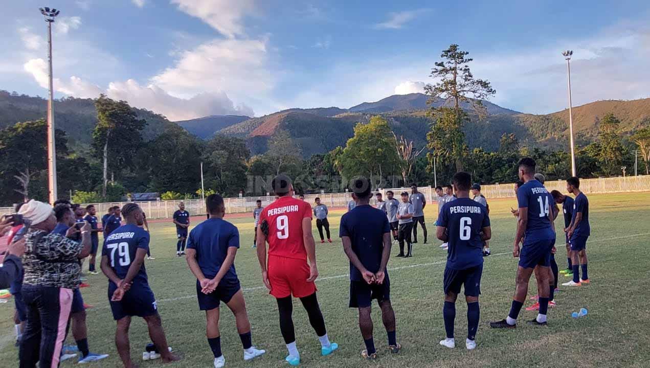 Skuat klub Liga 2, Persipura Jayapura, usai berlatih di Lapangan Pemanasan Stadion Lukas Enembe Kabupaten Jayapura, Papua. (Foto: Sudjarwo Husain/INDOSPORT) - INDOSPORT