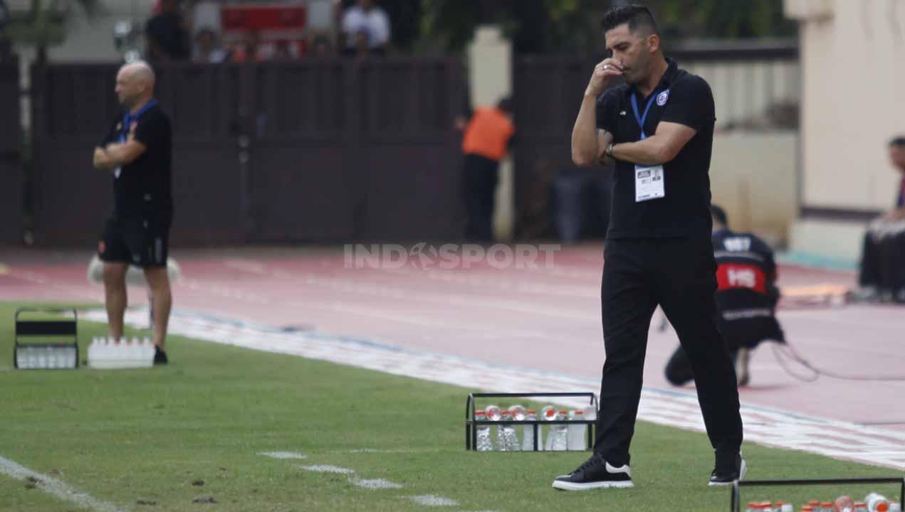 Ekspresi kekecewaan pelatih Arema FC, javier Roca (kanan) dalam pertandingan Liga 1 melawan PSM Makassar di Stadion PTIK, Jakarta, Sabtu (03/02/23).