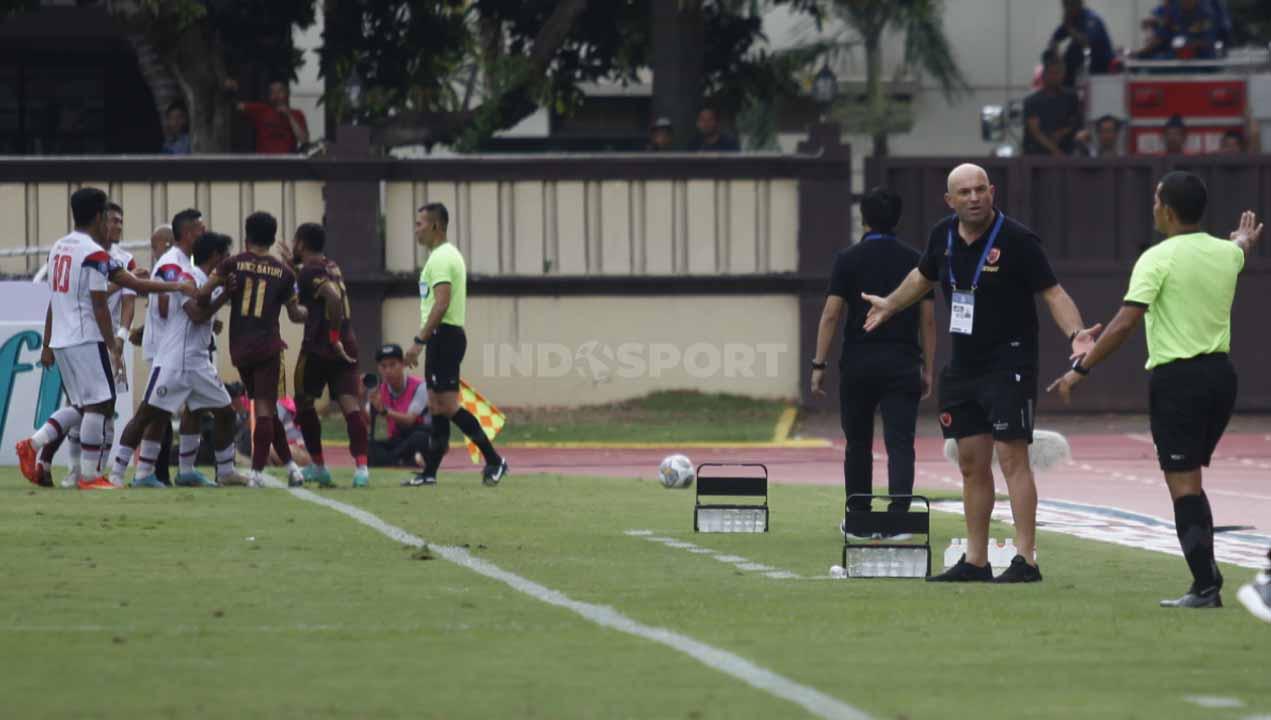 Pelatih PSM Makassar, Bernardo Tavares (kanan) saat pertandingan Liga 1 melawan Arema FC di Stadion PTIK, Jakarta, Sabtu (03/02/23).