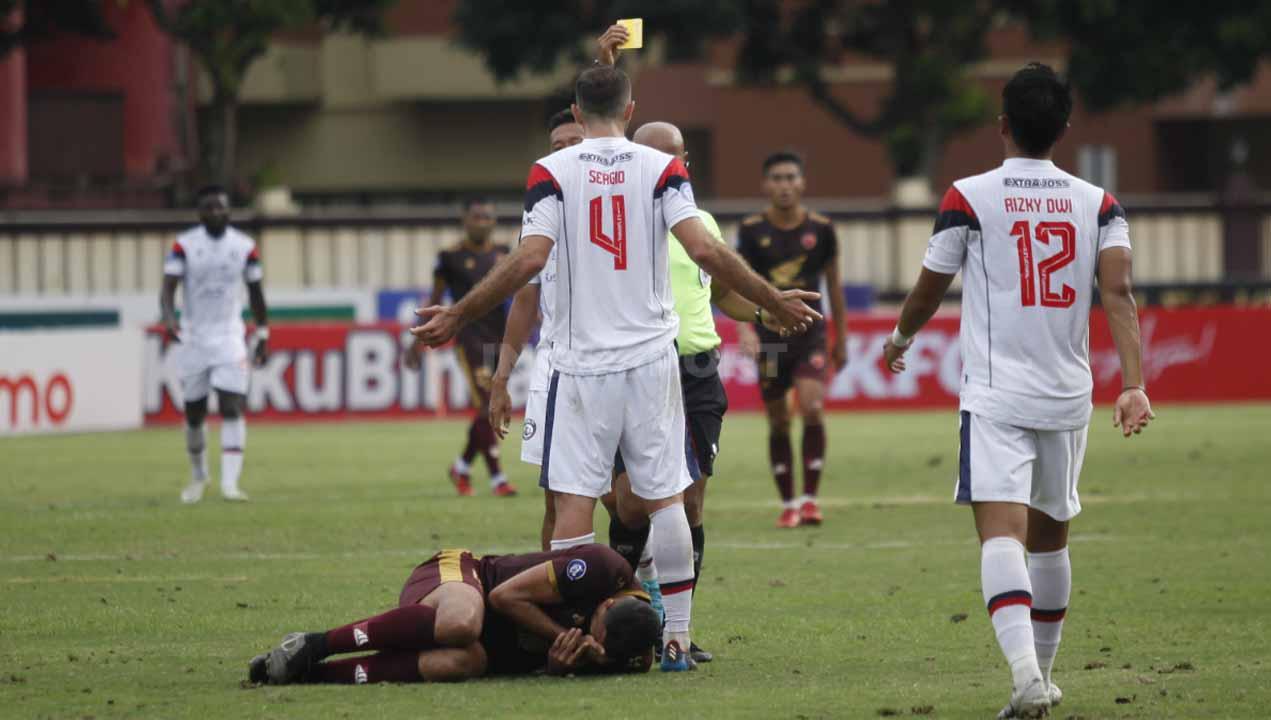 Bek asing Arema FC, Sergio Silva mendapat kartu kuning dari wasit pada laga lanjutan Liga 1 melawan PSM Makassar di Stadion PTIK, Jakarta, Sabtu (03/02/23).