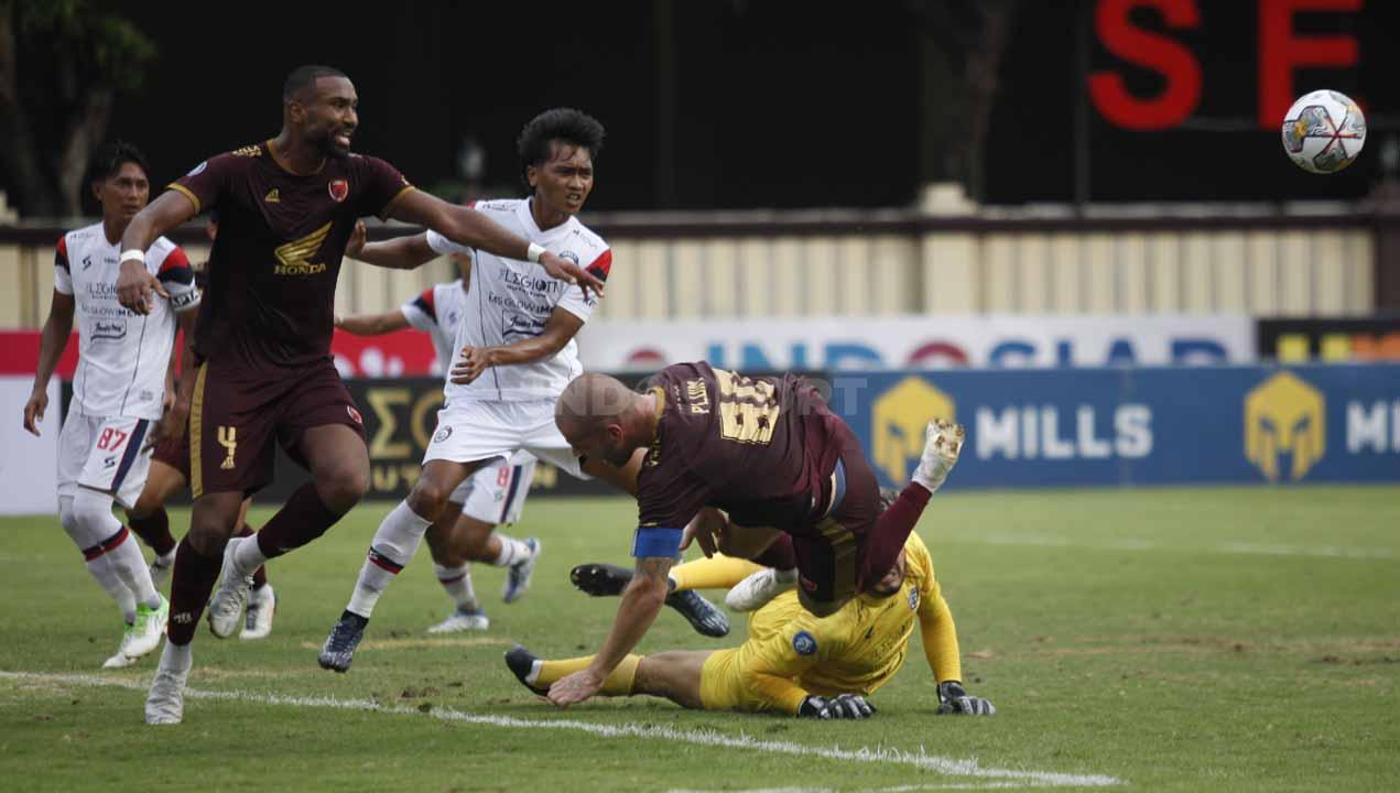 Pertandingan Liga 1 antara Arema FC vs PSM Makassar di Stadion PTIK, Jakarta, Sabtu (03/02/23). Pelatih PSM, Bernardo Tavares mengaku awalnya mengetahui Liga 1 dari sahabatnya di Arema FC.