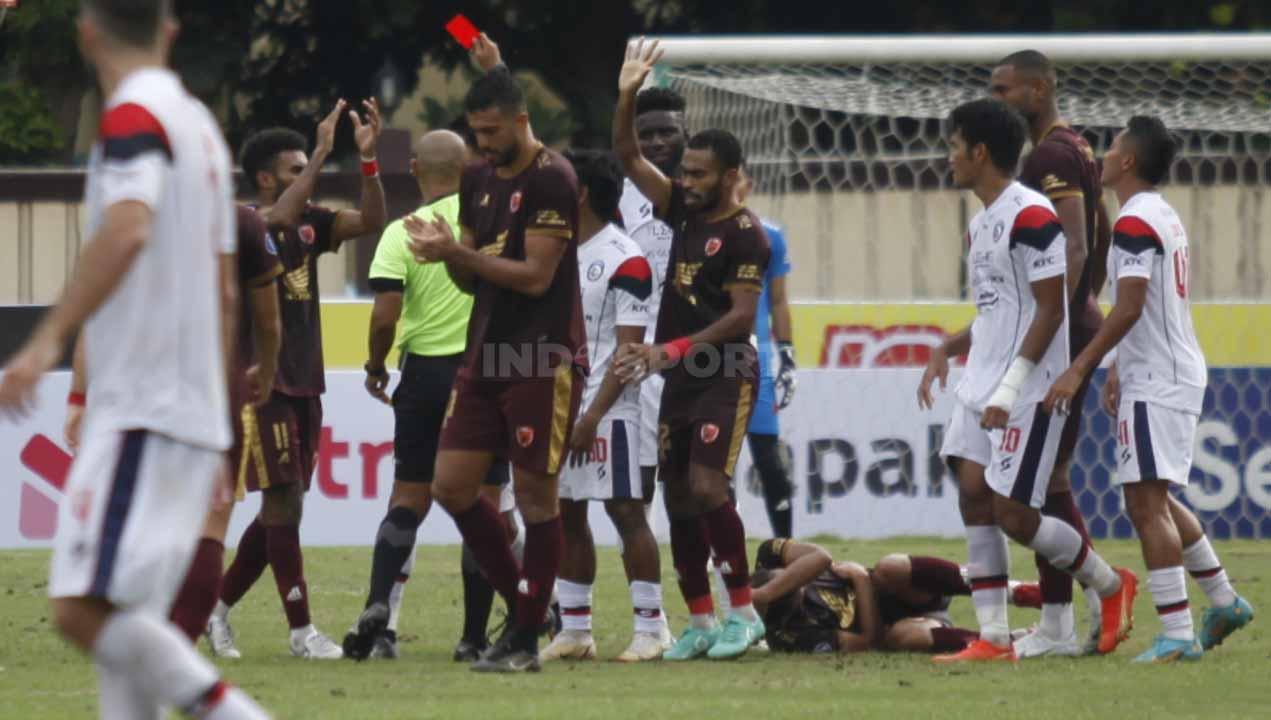Pertandingan Liga 1 antara Arema FC vs PSM Makassar di Stadion PTIK, Jakarta, Sabtu (03/02/23).