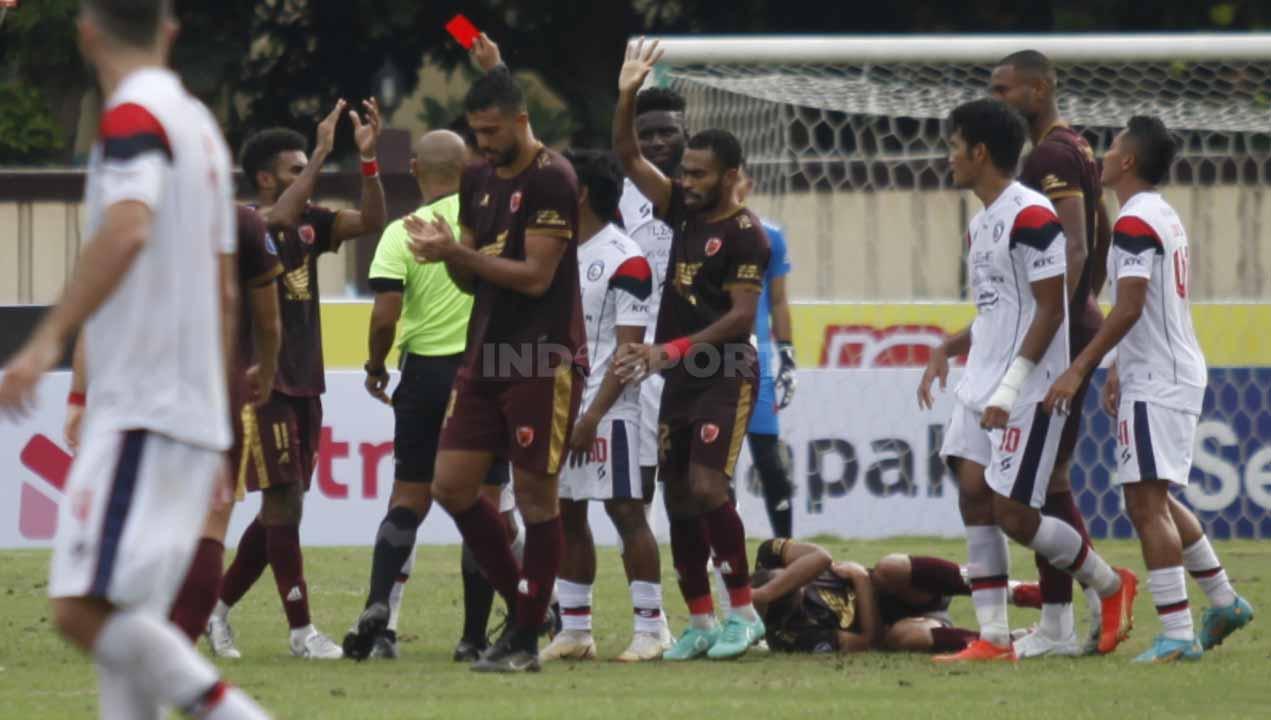 Wasit memberikan kartu merah kepada pemain Arema FC, Jayus Hariono usai melanggar keras pemain PSM Makassar pada laga lanjutan Liga 1 di Stadion PTIK, Jakarta, Sabtu (03/02/23).