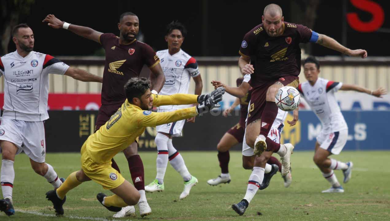 Kapten PSM Makassar, Wiljan Pluim saat mencoba melewati hadangan kiper Arema FC, Adilson Maringa pada laga lanjutan Liga 1 di Stadion PTIK, Jakarta, Sabtu (03/02/23).