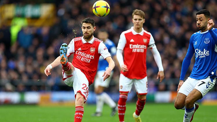 Aksi pemain baru Arsenal, Jorginho saat menghadapi Everton di Liga Inggris.