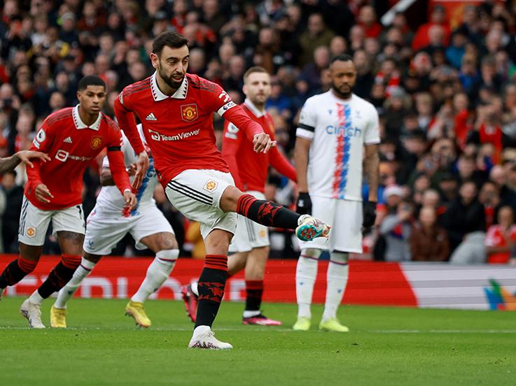 Bruno Fernandes saat melepaskan tendangan penalti di laga Liga Inggris Manchester United vs Crystal Palace.