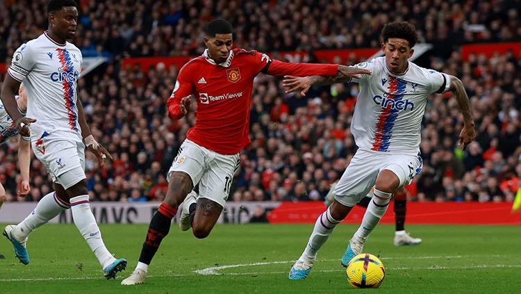 Penyerang Manchester United, Marcus Rashford, dikawal ketat peman Crystal Palace di Liga Inggris.