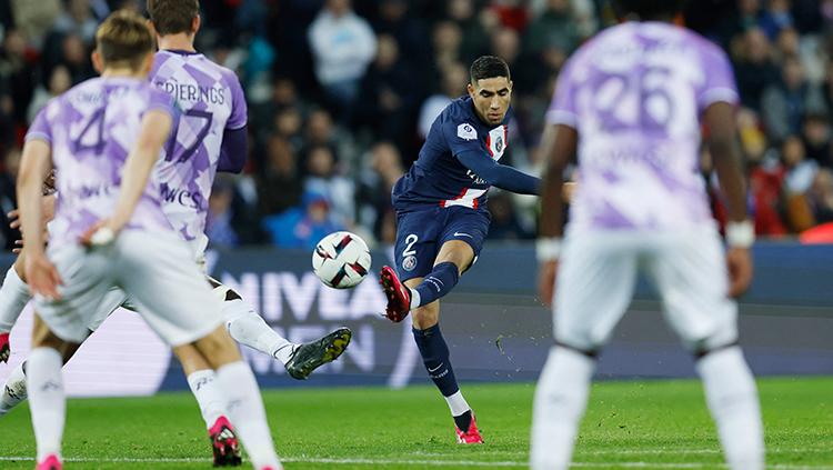 Pemain PSG, Achraf Hakimi saat melepaskan tendangan ke gawang Toulouse di Liga Prancis.