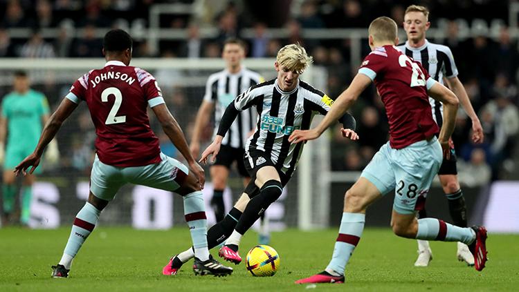 Perebutan bola terjadi di pertandingan Newcastle United vs West Ham United di Liga Inggris. Copyright: REUTERS/Scott Heppell