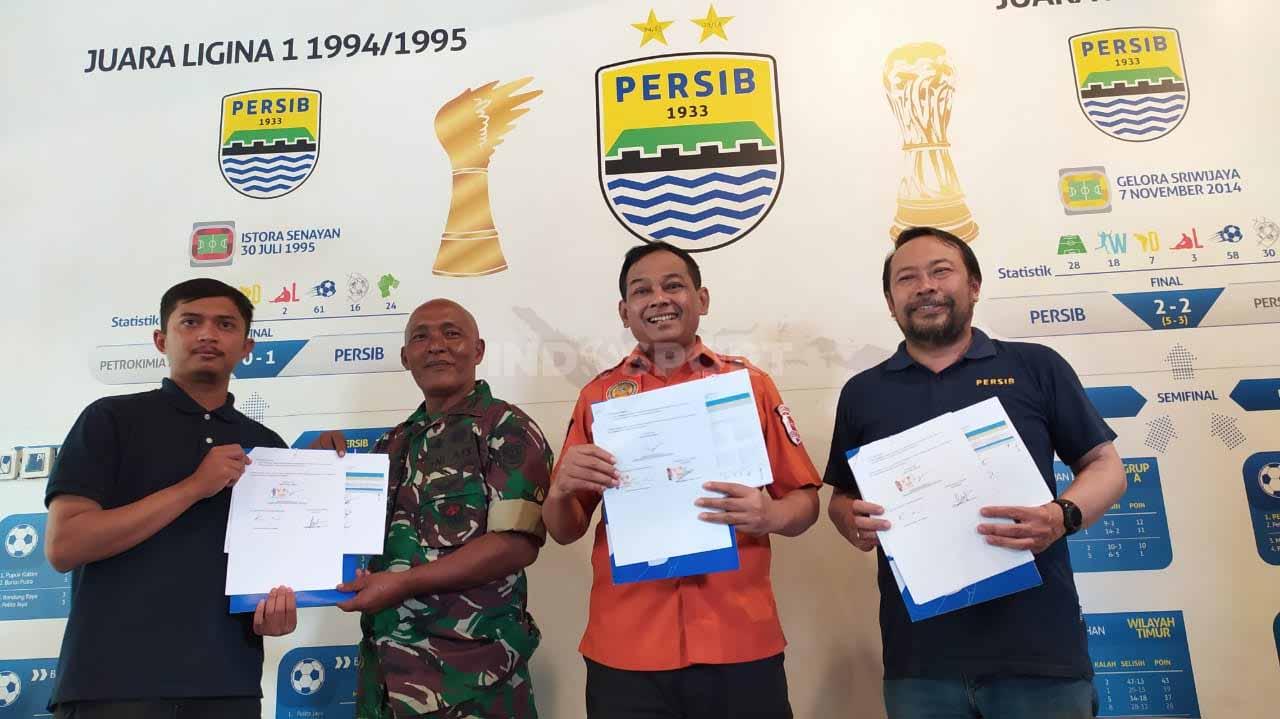 Penandatanganan hasil risk assessment Stadion Siliwangi, Kota Bandung, di Graha Persib, Jalan Sulanjana, Kota Bandung, Sabtu (04/02/23).