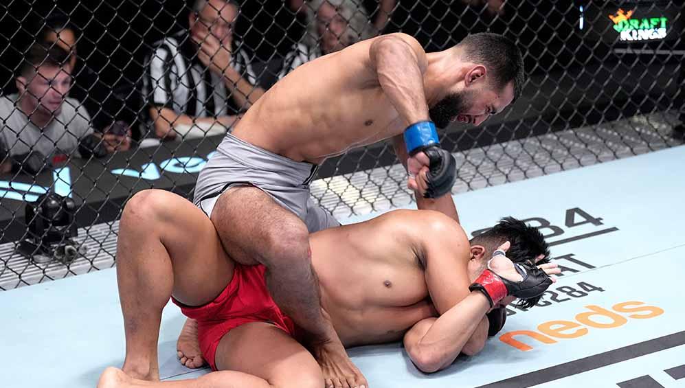 Pertarungan antara Jeka Saragih vs Anshul Jubli di UFC Vegas 68. (Foto: twitter@ufc) - INDOSPORT