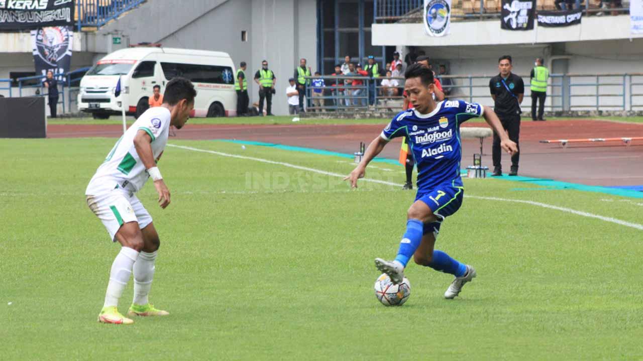 Beckham Putra Nugraha mencoba melewati pemain PSS Sleman.