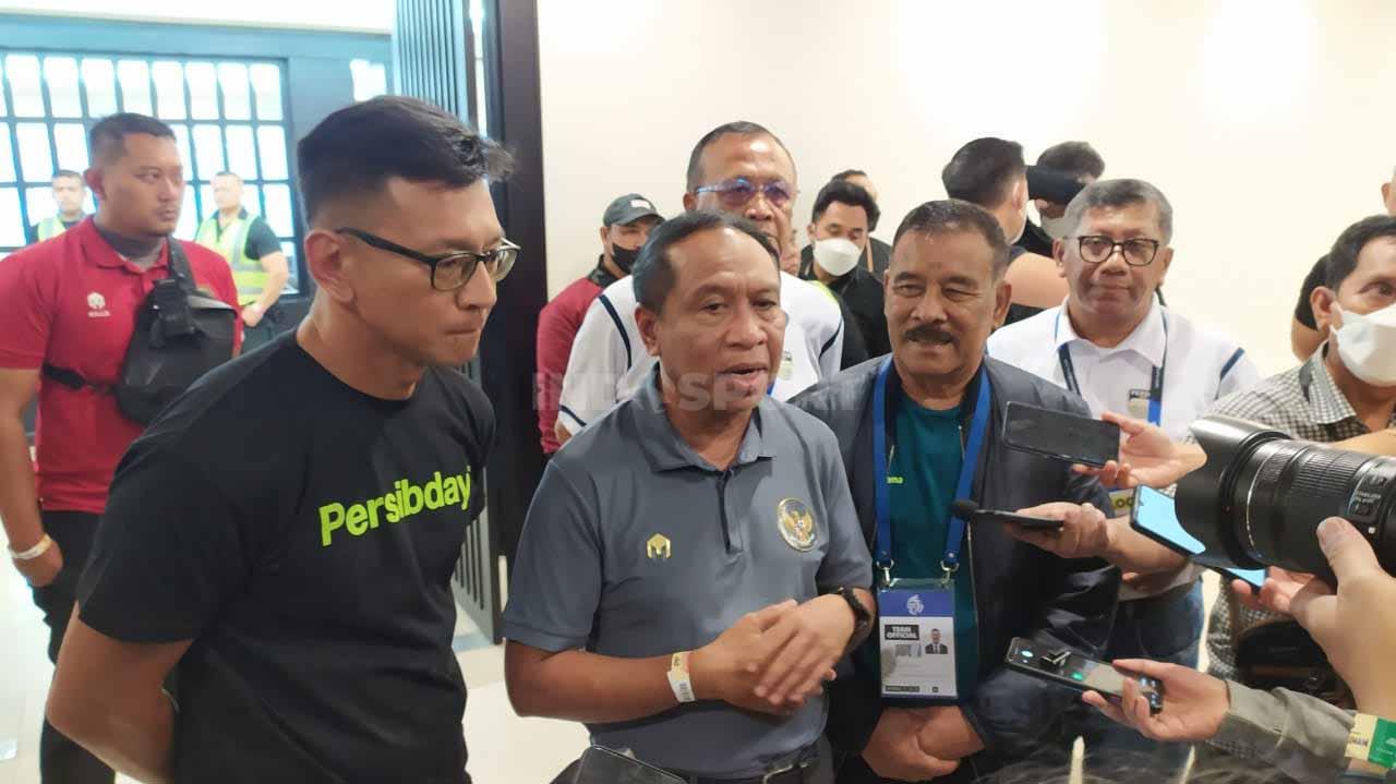 Menteri Pemuda dan Olahraga, Zainudin Amali (tengah) didampingi petinggi PT PBB, Teddy Tjahjono (kiri) dan Umuh Muchtar (kanan) di Stadion Gelora Bandung Lautan Api (GBLA), Kota Bandung, Minggu (05/02/22).