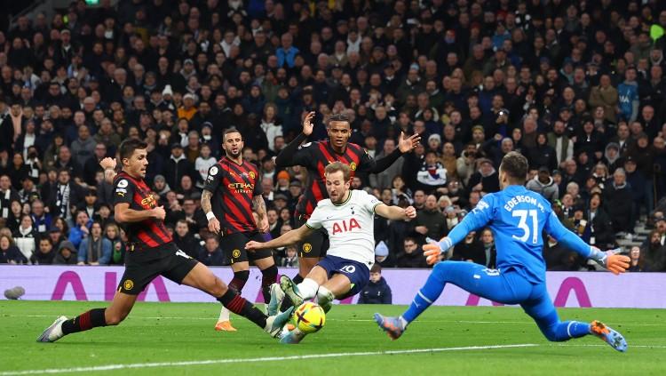 Eks pelatih Tottenham Hotspur, Harry Redknapp, koar-koar bahwasannya Harry Kane bakal membunuh AC Milan dalam babak 16 besar Liga Champions 2022-2023. (Foto: Reuters/Paul Childs)