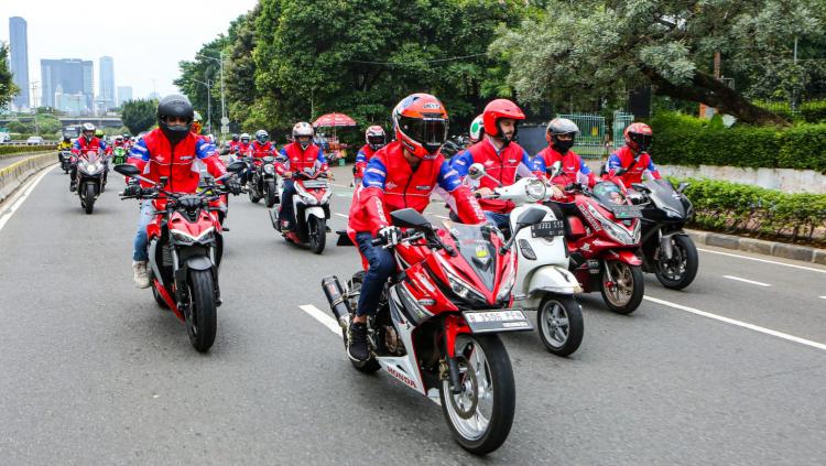 Dua pembalap MotoGP dari Tim Gresini Racing, Fabio Di Giannantonio dan Alex Marquez saat mengikuti kegiatan kegiatan bertajuk 