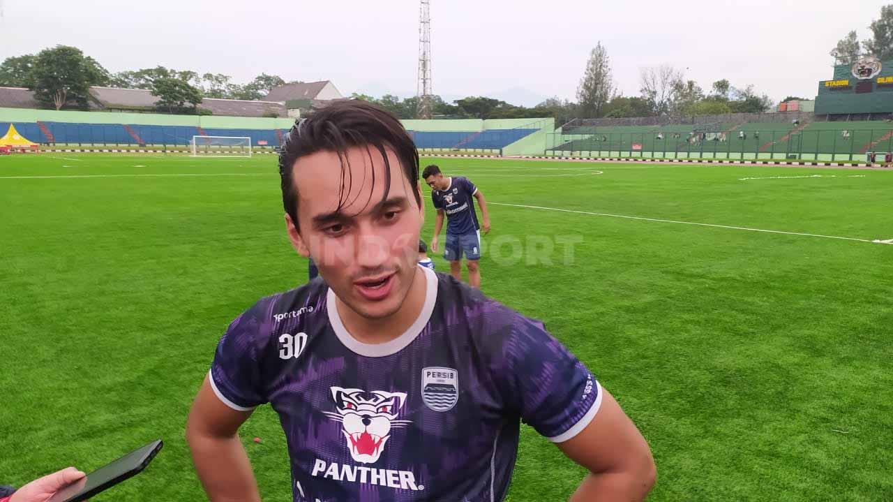 Pemain depan Persib Bandung, Ezra Walian.